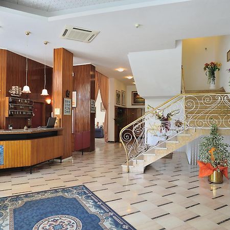 Clipper Hotel เปซาโร ภายนอก รูปภาพ
