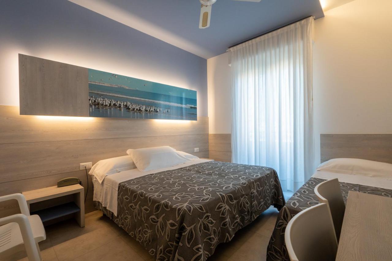 Clipper Hotel เปซาโร ภายนอก รูปภาพ