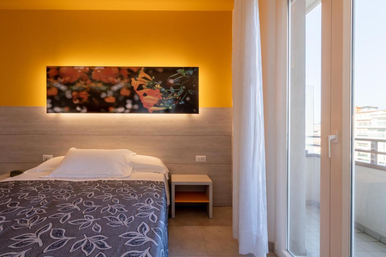 Clipper Hotel เปซาโร ภายนอก รูปภาพ