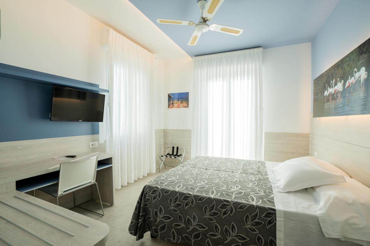 Clipper Hotel เปซาโร ภายนอก รูปภาพ