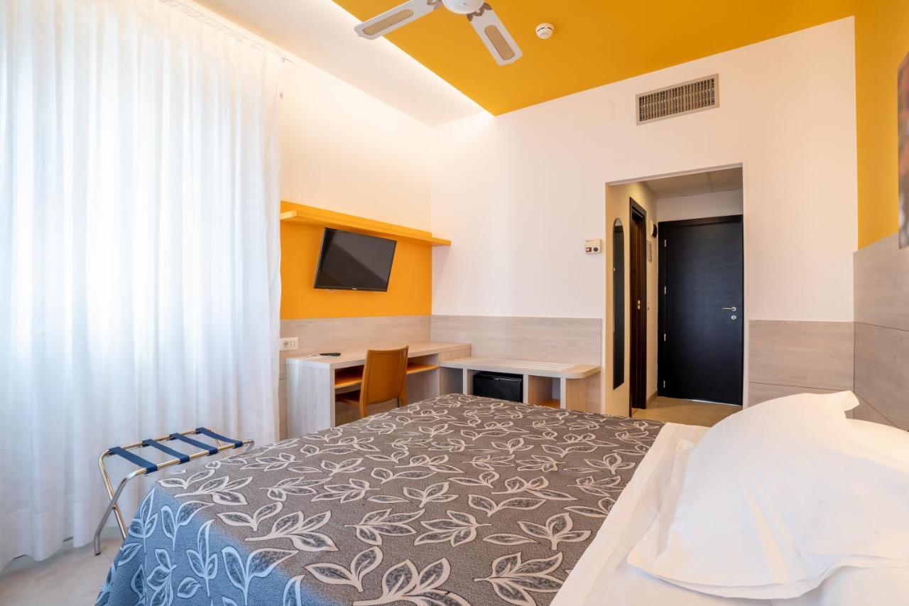 Clipper Hotel เปซาโร ภายนอก รูปภาพ