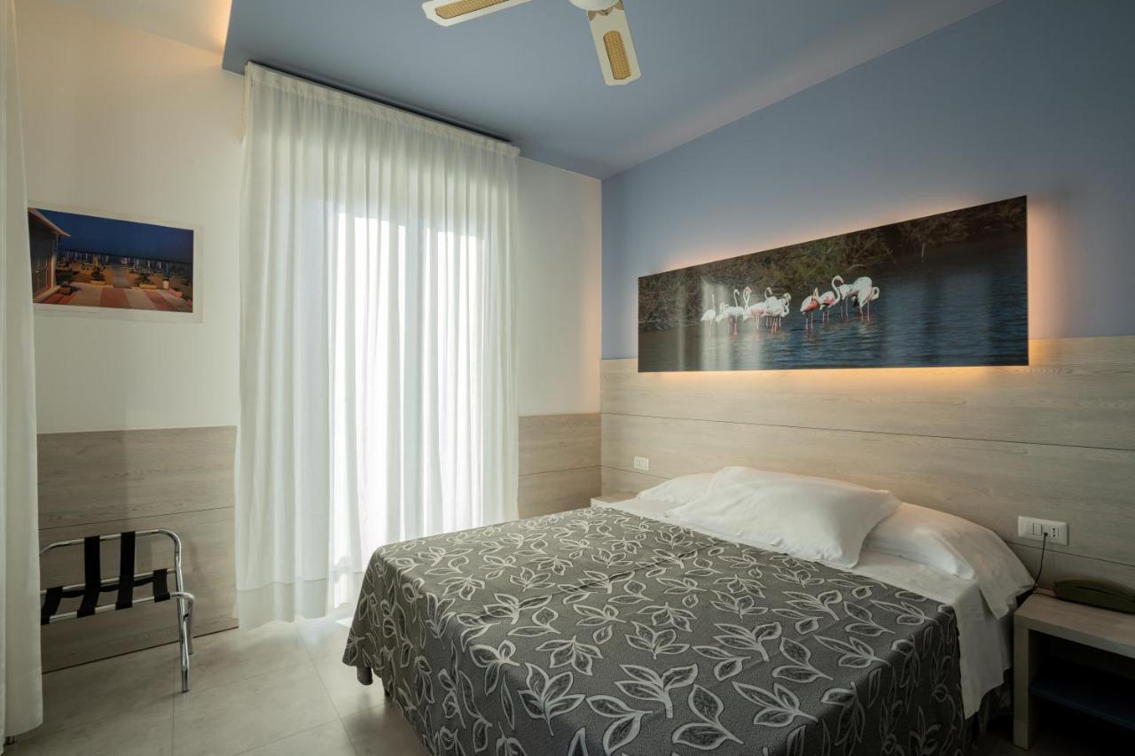 Clipper Hotel เปซาโร ภายนอก รูปภาพ