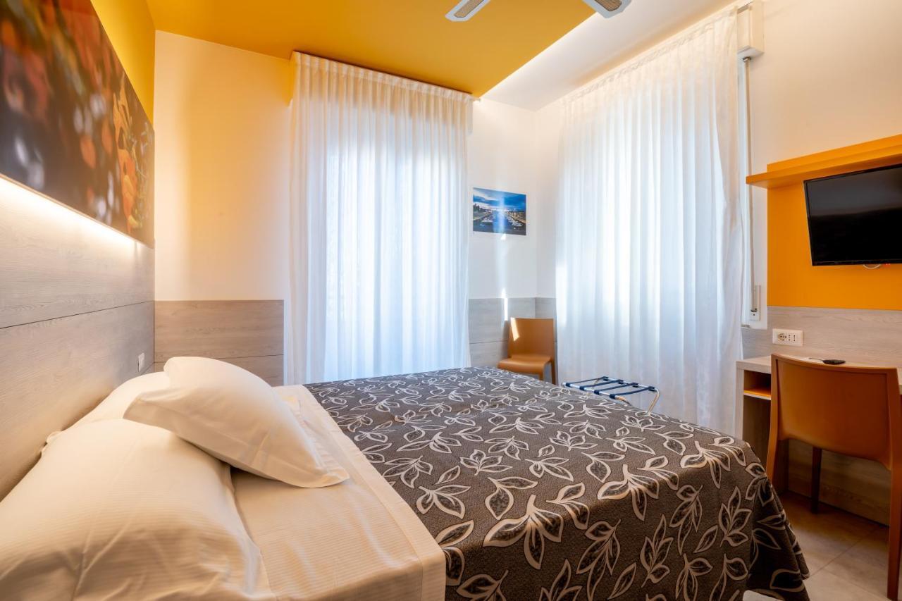 Clipper Hotel เปซาโร ภายนอก รูปภาพ