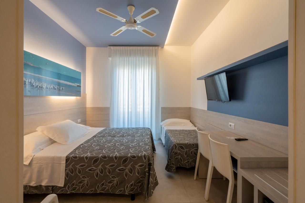 Clipper Hotel เปซาโร ภายนอก รูปภาพ