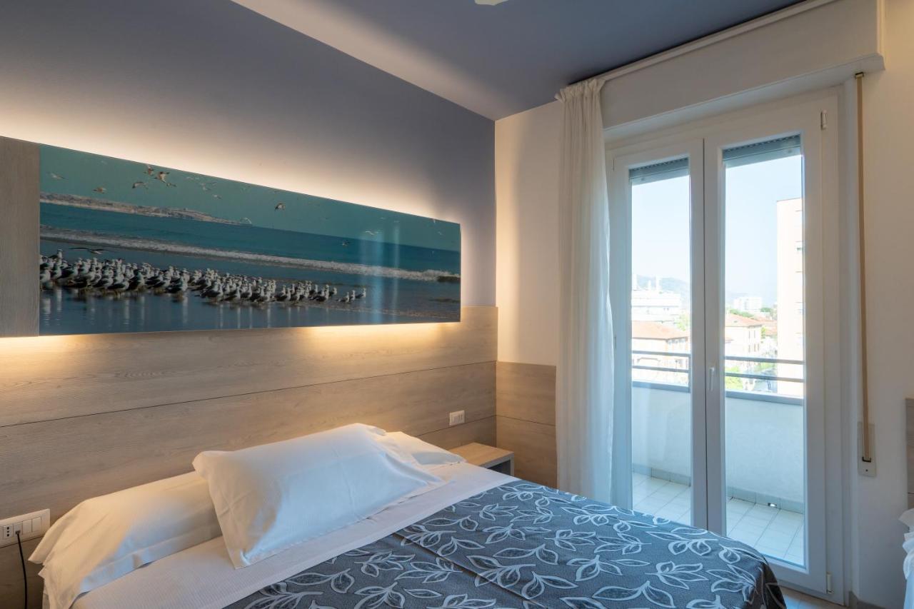 Clipper Hotel เปซาโร ภายนอก รูปภาพ
