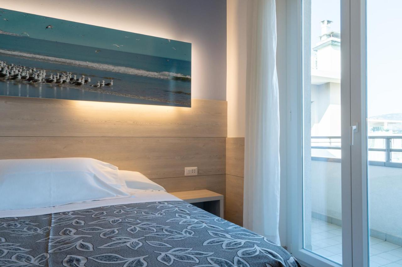 Clipper Hotel เปซาโร ภายนอก รูปภาพ