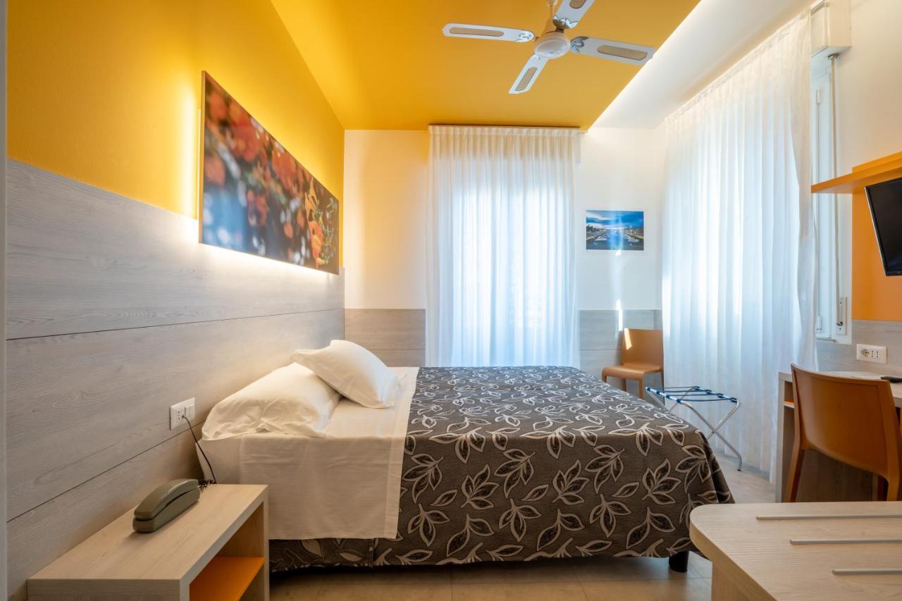 Clipper Hotel เปซาโร ภายนอก รูปภาพ