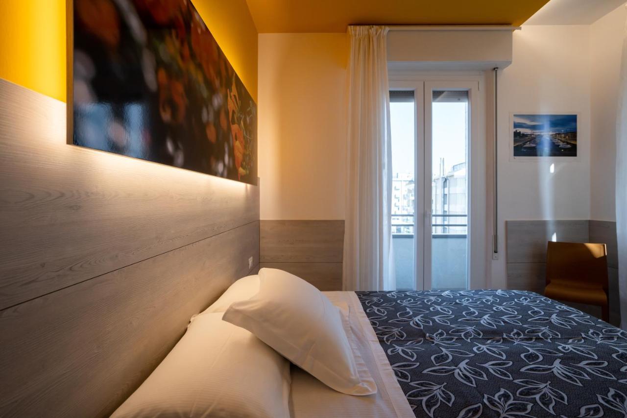 Clipper Hotel เปซาโร ภายนอก รูปภาพ