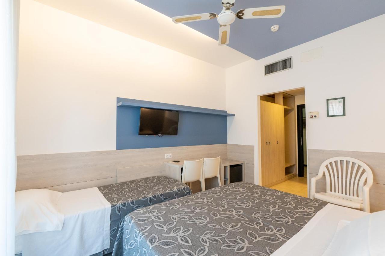 Clipper Hotel เปซาโร ภายนอก รูปภาพ