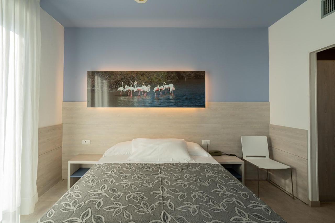 Clipper Hotel เปซาโร ภายนอก รูปภาพ