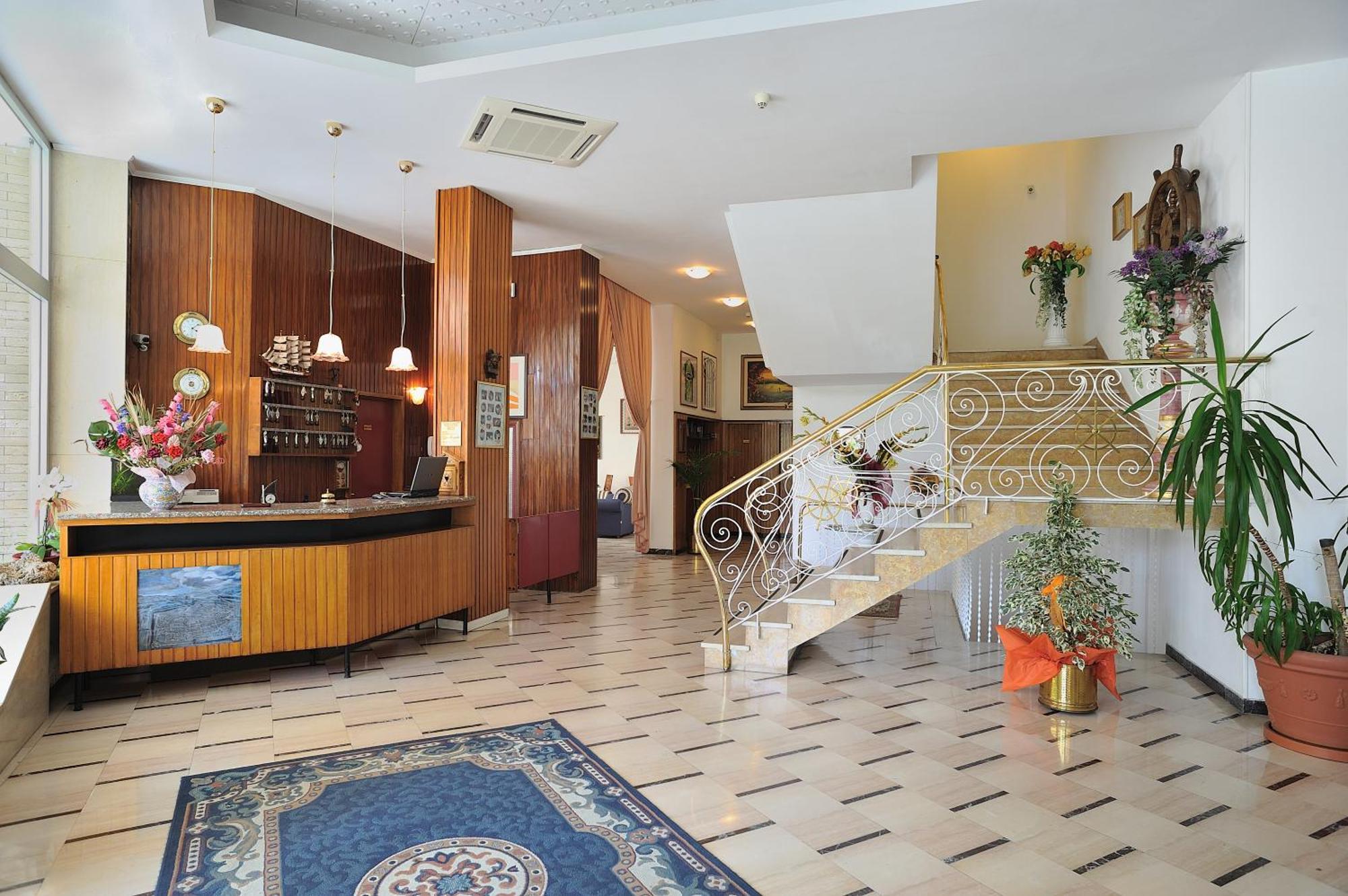 Clipper Hotel เปซาโร ภายนอก รูปภาพ