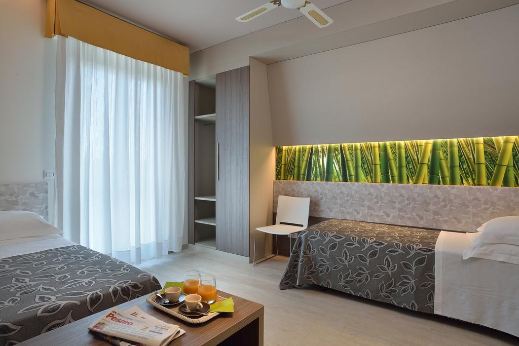 Clipper Hotel เปซาโร ภายนอก รูปภาพ